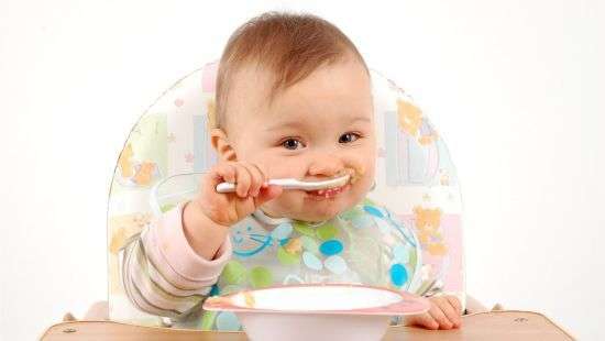 Когда малыши начинают кушать самостоятельно?