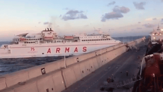 Возле Канарских островов паром врезался в пристань (видео)