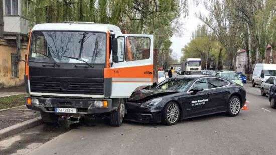 В Одессе во время тест-драйва разбили авто за 3 млн. грн. (фото)