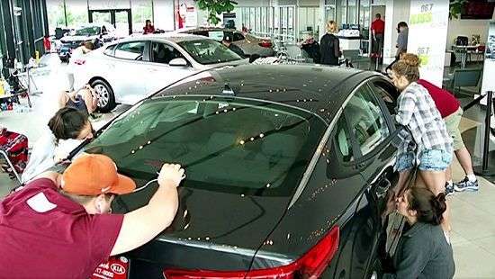 Конкурс на самый длинный поцелуй с автомобилем прошел в США (ФОТО)
