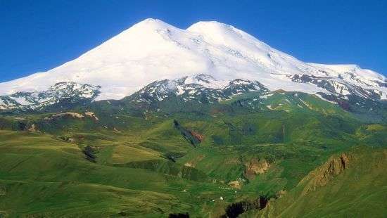 Покоряя Эльбрус, двое альпинистов сорвались в пропасть