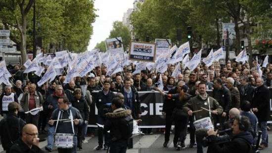 Полицейские Парижа требуют увеличения зарплаты и изменения графика службы