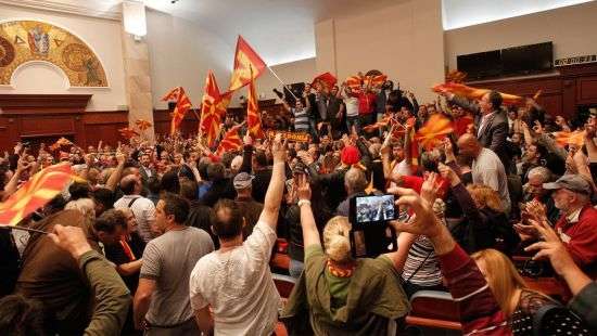 В парламент Македонии ворвались демонстранты и избили депутатов (фото)