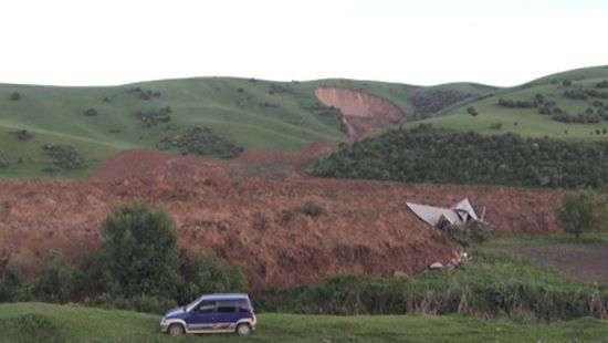 В Кыргызстане оползень накрыл дома с людьми