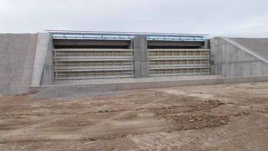 Новая дамба окончательно перекрыла воду в Крым