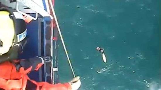 Появилось видео, как спасали серфера, который провел в открытом море 32 часа