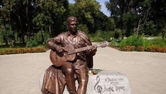 На родине Бернеса в Нежине украли памятник артисту
