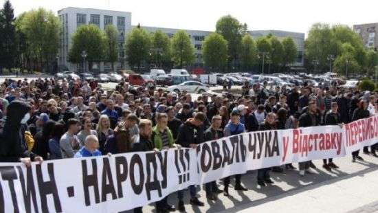 В Ровно копатели янтаря захватили здание ОГА