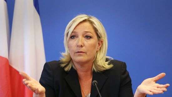 Ле Пен забросали яйцами во время предвыборной поездки (видео)