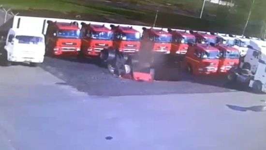 На российском автозаводе под землю провалились два КамАЗа (видео)