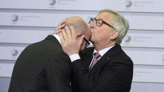 Глава Еврокомиссии Юнкер мерялся галстуками и раздавал пощечины