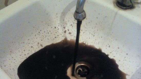 В Ираке из водопроводных кранов пошла нефть