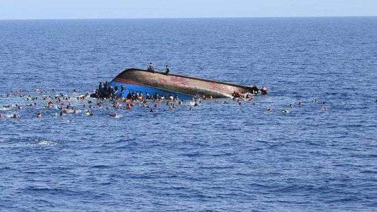 В Средиземном море перевернулось судно с мигрантами, 80 погибших