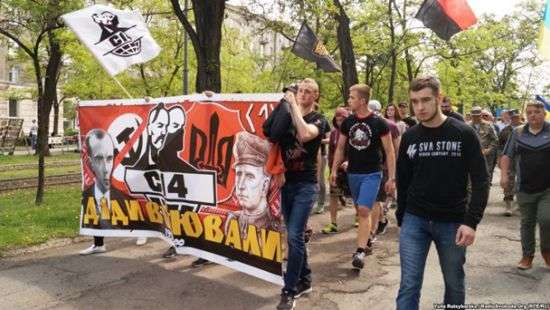 В Днепре состоялось шествие с портретами Бандеры и Шухевича (фото)
