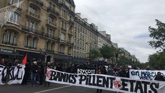 Париж всколыхнули протесты из-за выборов, полиция применила газ