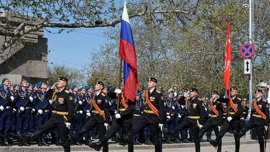 В оккупированном Симферополе прошел военный парад