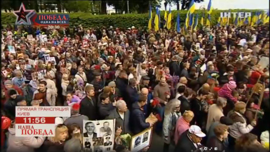 Не побоявшиеся обещанных провокаций украинцы вышли на улицы праздновать День Победы