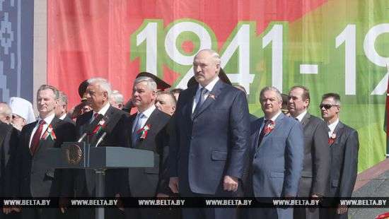 Лукашенко заявил, что не позволит переписать историю Великой Отечественной