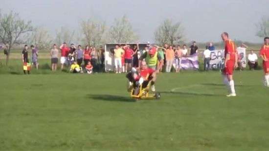 В Македонии на футбольном матче вместо носилок использовали садовую тачку