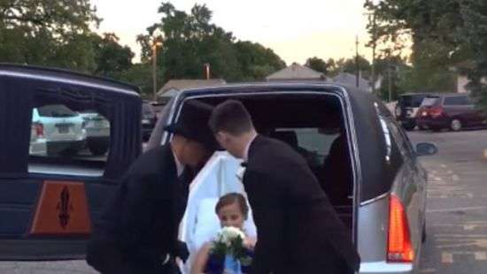 В США школьница приехала на выпускной бал в гробу (фото/видео)