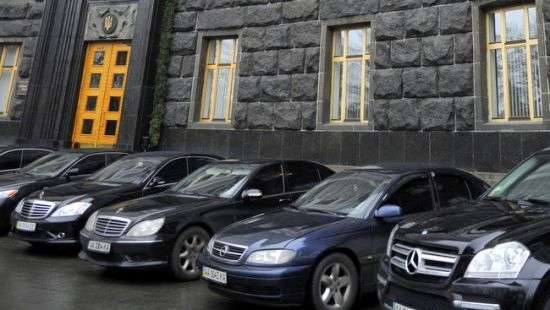 Посольствам разрешили покупать дорогие авто и телефоны за счет государства