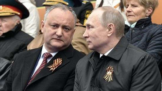 Верный Додон: что забыл молдавский президент на параде в Москве?