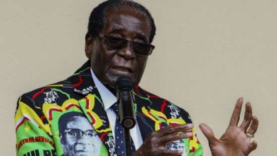 Выяснилось, почему у 93-летнего главы Зимбабве на заседаниях закрыты глаза