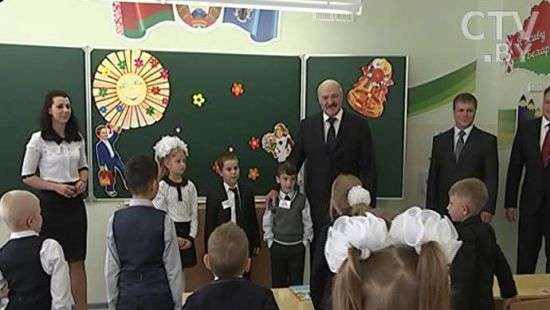 Лукашенко предлагает перенести начало уроков в школах Беларуси на час позже