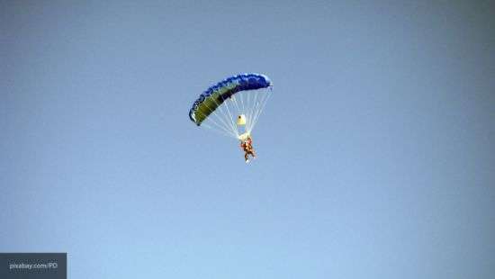 Впервые в мире парашютист совершил прыжок с дрона