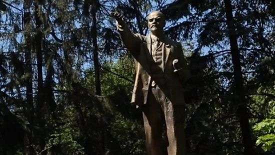 В Киеве повалили последнего Ленина