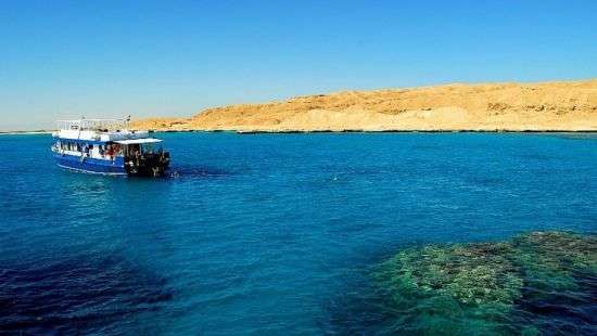 В Красном море загорелся прогулочный катер с туристами