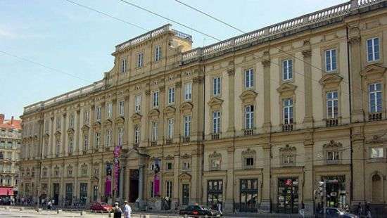 Во Франции из музея украли драгоценностей на миллион