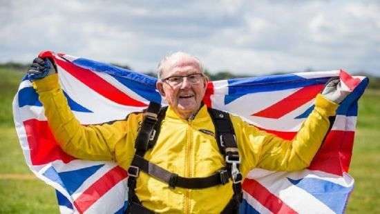 101-летний британец побил мировой рекорд, прыгнув с парашютом