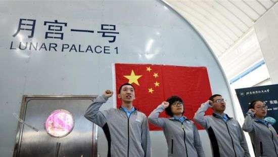 В Китае волонтеров заключили в модуль для подготовки полета на Луну