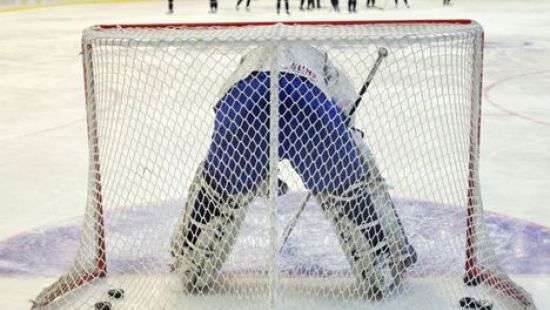 Защитник сборной Италии забил нелепый автогол в истории хоккея