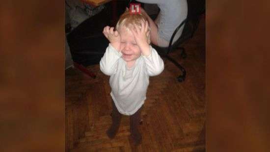 В России мужчина поймал выпавшего с пятого этажа ребенка