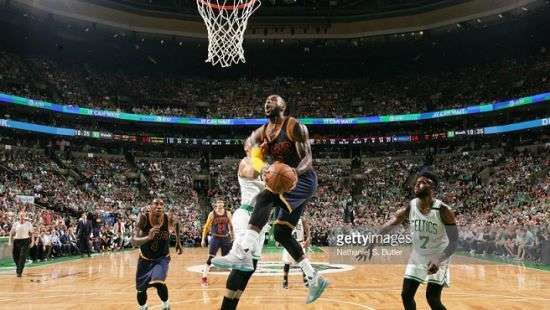 НБА. «Кливленд» победил в первом матче серии с «Бостоном», «Голден Стэйт» разбил «Сан-Антонио»