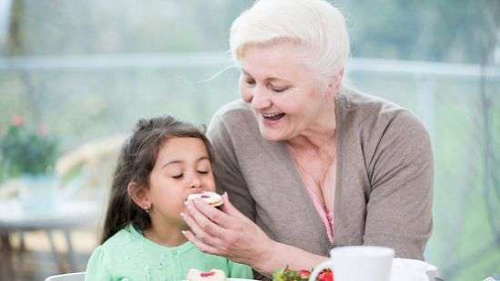 Медики назвали бабушек и дедушек причиной детского ожирения