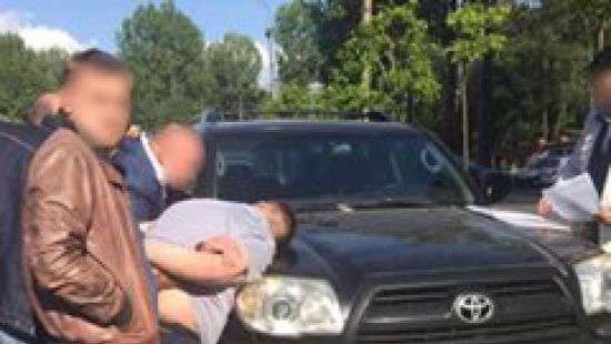 Детектив НАБУ с сообщником попались на взятке в 150 тыс. долларов