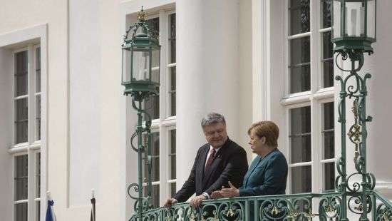 Обнародованы фото прогулки Порошенко с Меркель