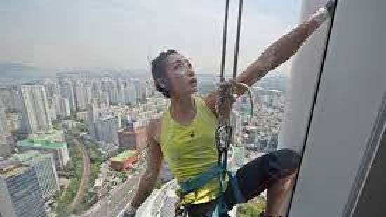 В Южной Корее женщина без страховки покорила самый высокий небоскреб (видео)