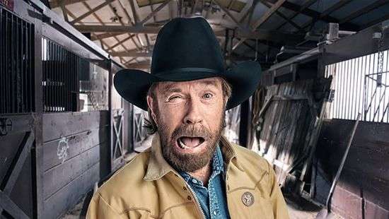 Чак Норрис проиграл пенсионерке в соревновании по фигурному опрокидыванию бутылки (видео)