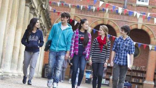 Чехия упростит получение визы для студентов из третьих стран