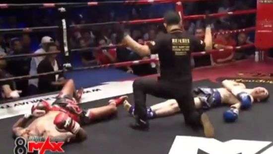 Боксеры одновременно отправили друг друга в нокдаун