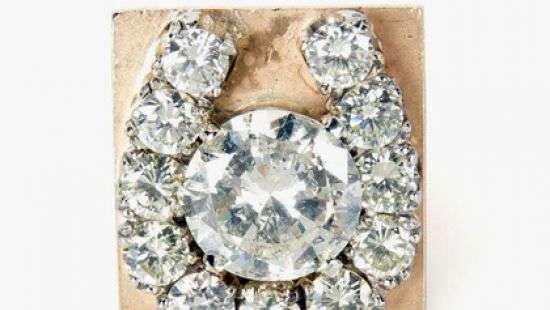 На аукционе продали брошь Пресли и енотов Кобейна