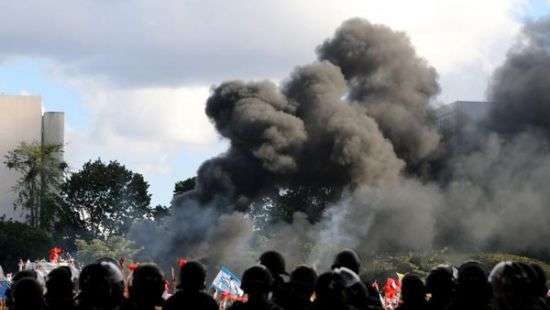 В Бразилии протестующие жгут правительственные здания