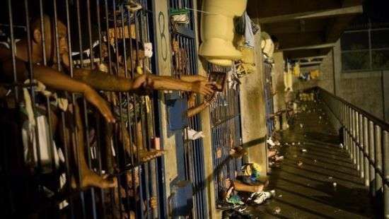 В Бразилии из тюрьмы сбежали почти сто узников