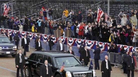 Трамп пешком и под охраной прогулялся по королевскому двору в Брюсселе