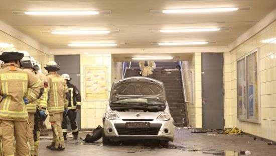 В Берлине автомобиль заехал на станцию метро, есть пострадавшие