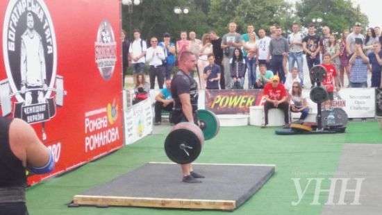 Украинец поднял штангу весом 370 кг